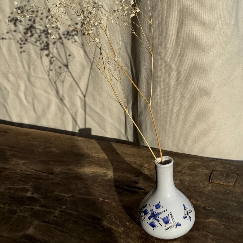 Vases - Petit vase soliflore vintage blanc à motifs géométriques bleus H12 - OFFICE OBJETS