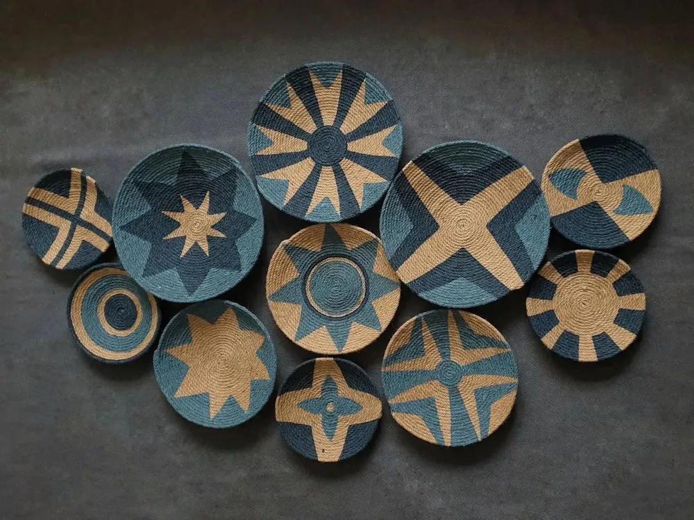 Autres décorations murales - Indigo Compass : ensemble de 11 assiettes murales en osier faites à la - SARMAL DESIGN