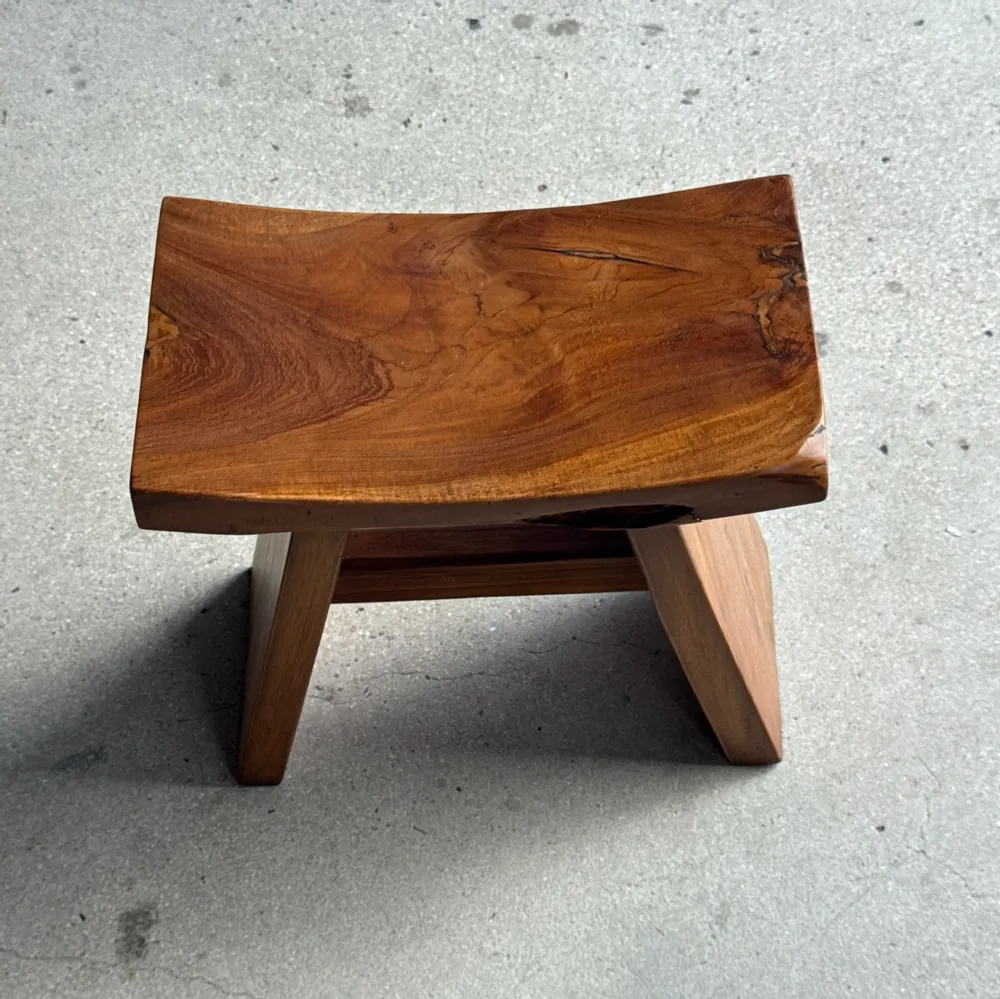 Tabourets - Petit tabouret assise incurvée en teck asiatique H36 l21 - OFFICE OBJETS