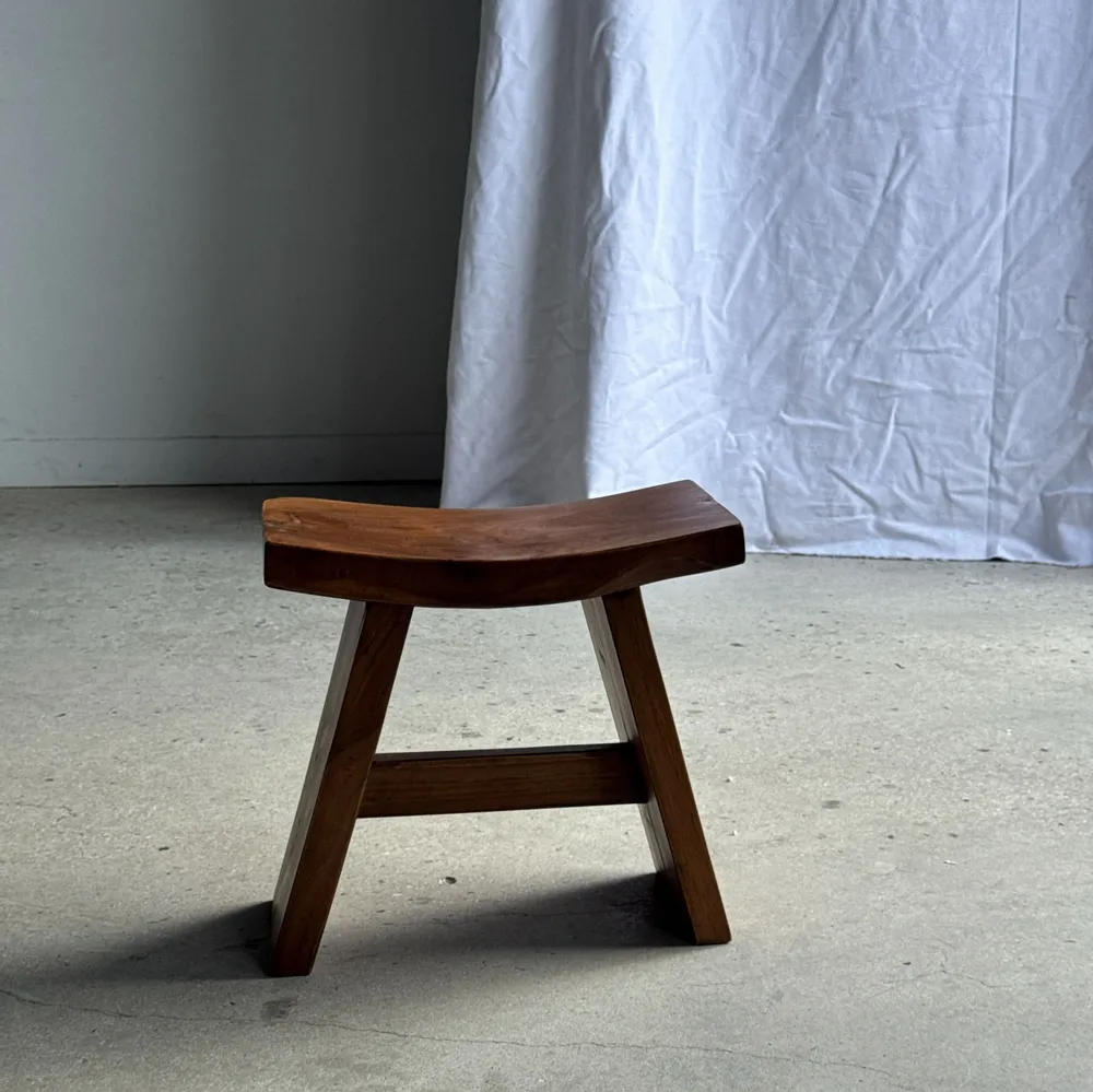 Tabourets - Petit tabouret assise incurvée en teck asiatique H36 l21 - OFFICE OBJETS