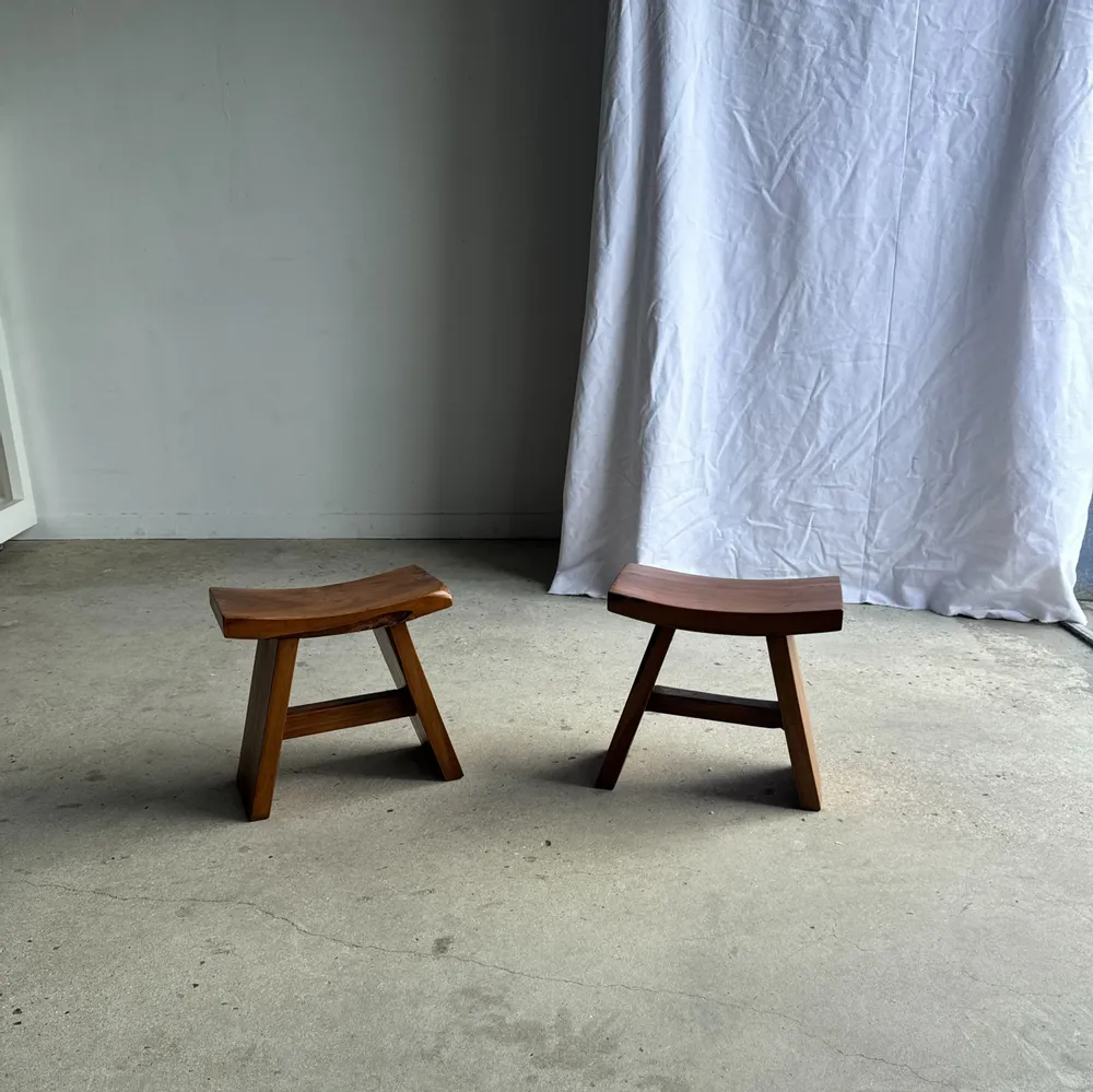 Tabourets - Petit tabouret assise incurvée en teck asiatique H36 l21 - OFFICE OBJETS