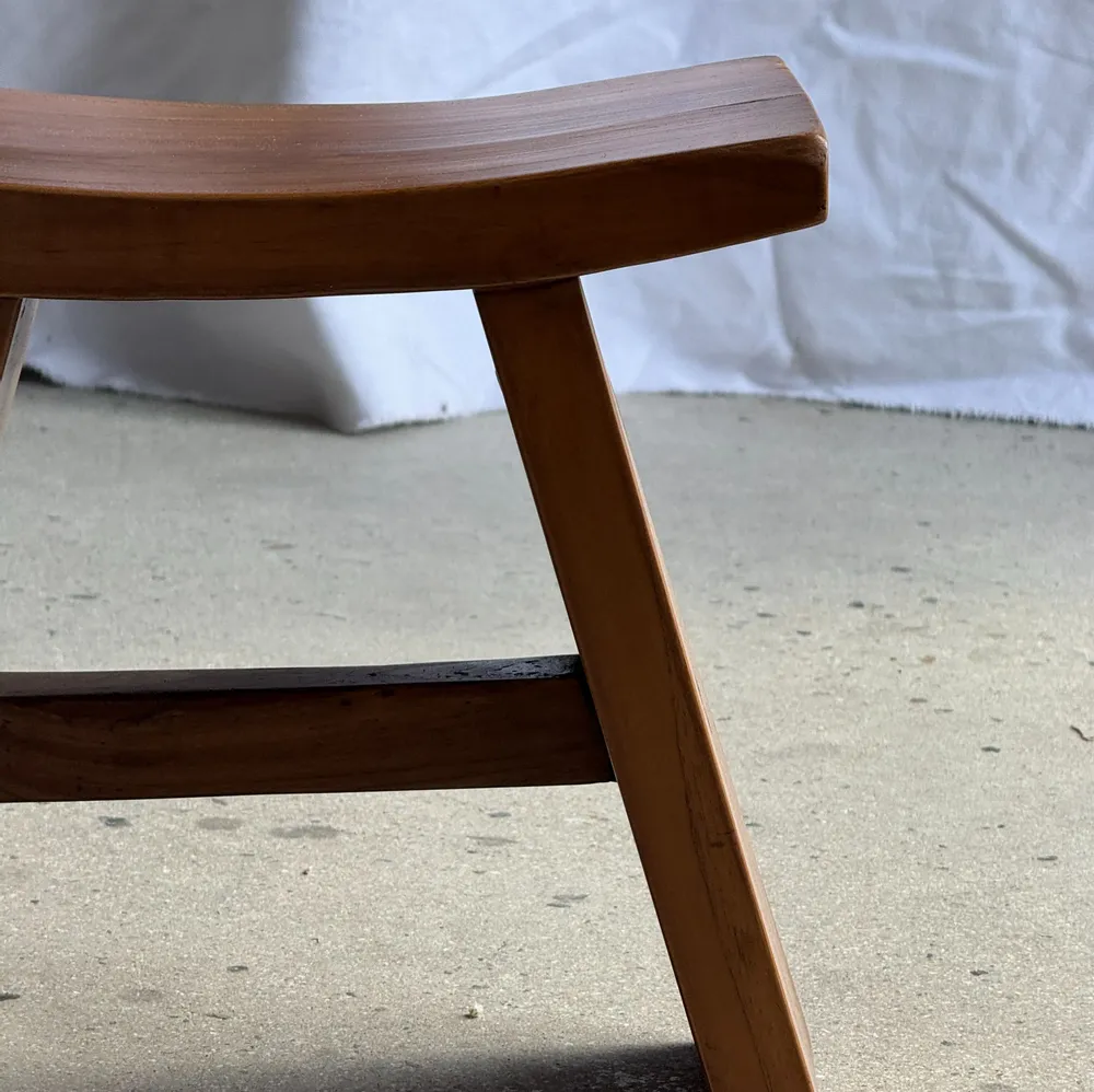 Tabourets - Petit tabouret assise incurvée en teck asiatique H36 l21 - OFFICE OBJETS