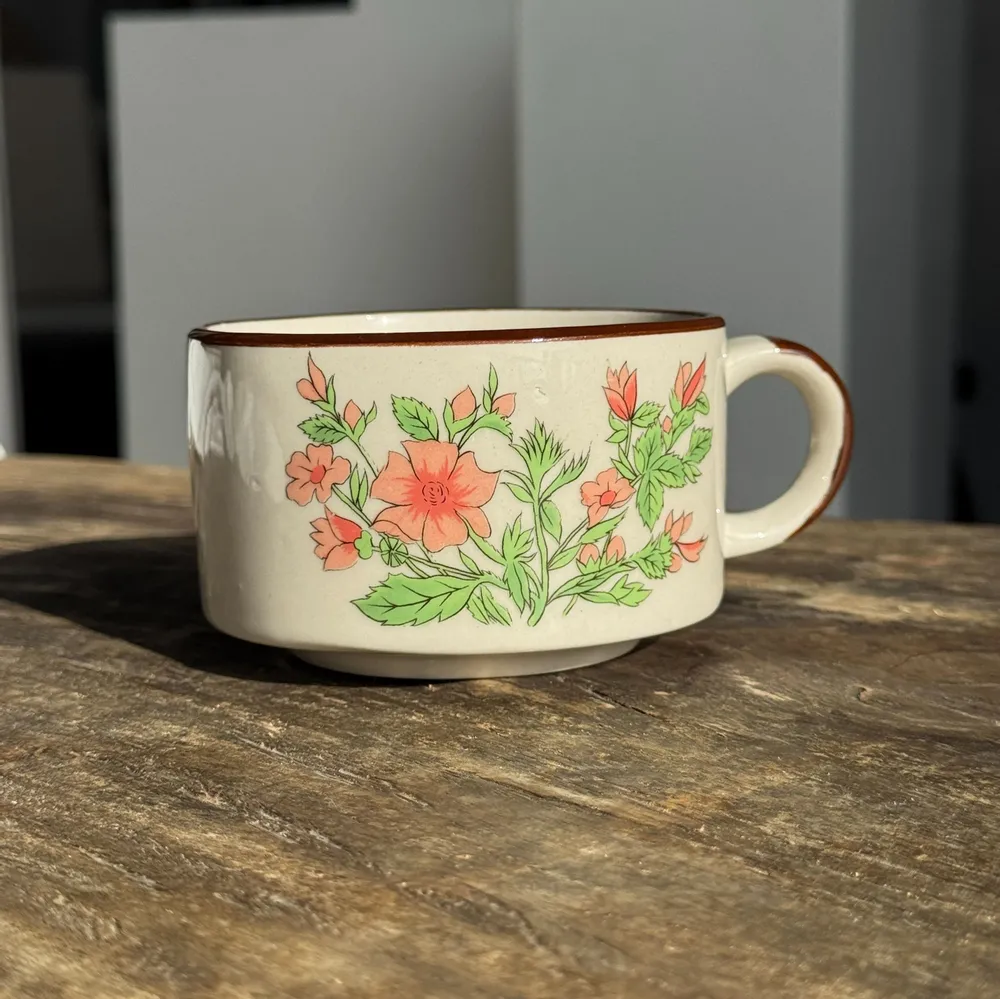Tasses et mugs - Petite tasse mouchetée en grès made in Korea à motif de fleurs H7 D11 - OFFICE OBJETS