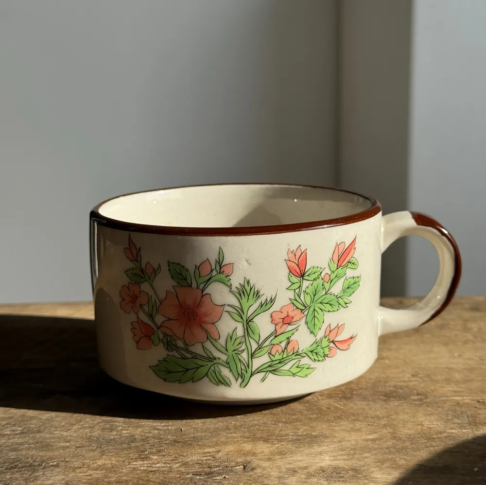 Tasses et mugs - Petite tasse mouchetée en grès made in Korea à motif de fleurs H7 D11 - OFFICE OBJETS