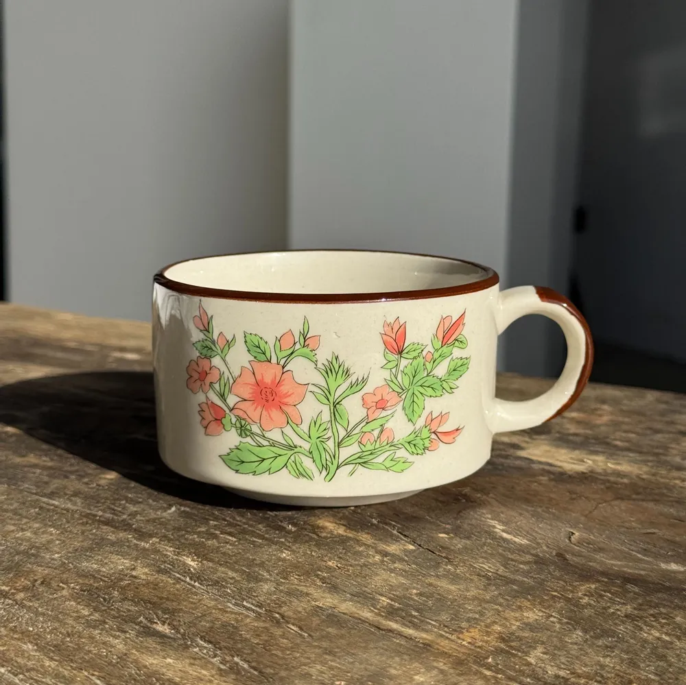 Tasses et mugs - Petite tasse mouchetée en grès made in Korea à motif de fleurs H7 D11 - OFFICE OBJETS