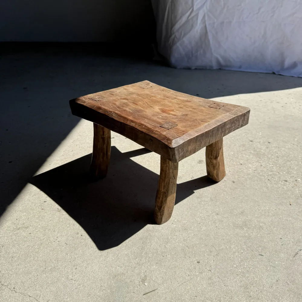 Tabourets - Petit stool, tabouret d'appoint rectangulaire arquée en teck massif - OFFICE OBJETS