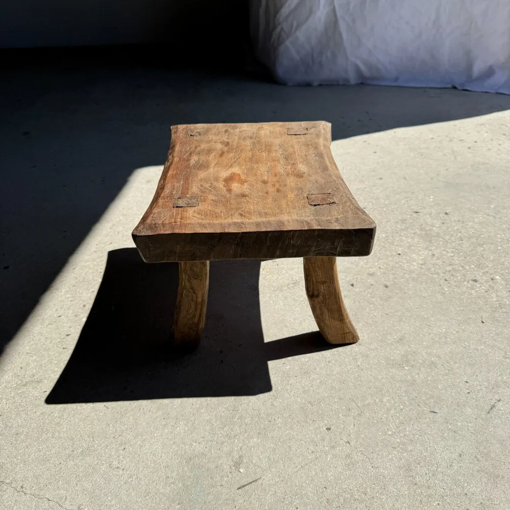 Tabourets - Petit stool, tabouret d'appoint rectangulaire arquée en teck massif - OFFICE OBJETS