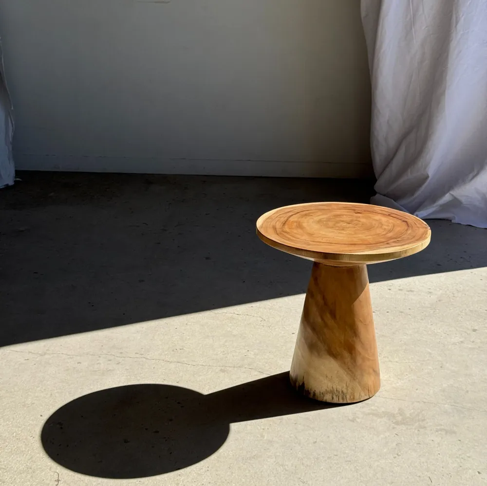 Tables basses - Table d'appoint en suar massif naturel (monoxyle) piètement conique - OFFICE OBJETS