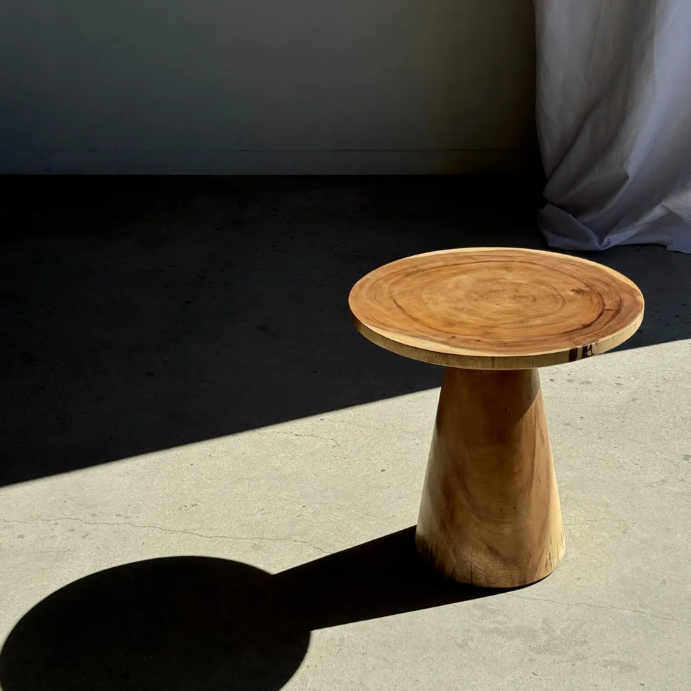 Tables basses - Table d'appoint en suar massif naturel (monoxyle) piètement conique - OFFICE OBJETS