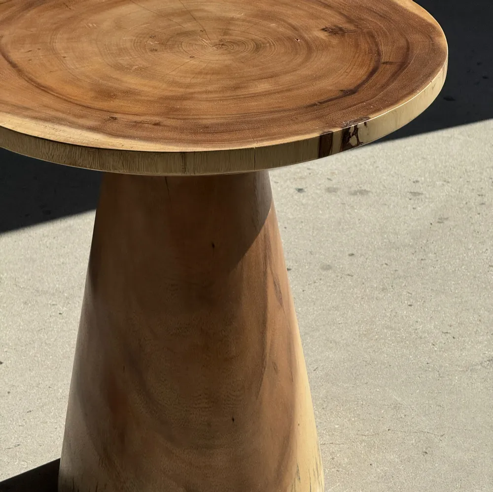 Tables basses - Table d'appoint en suar massif naturel (monoxyle) piètement conique - OFFICE OBJETS