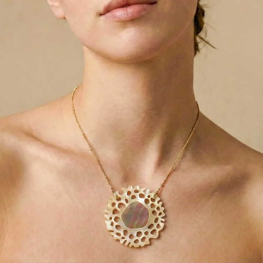 Bijoux - Collier court gros pendentif nacre ajourée - Corallium - NATURE BIJOUX