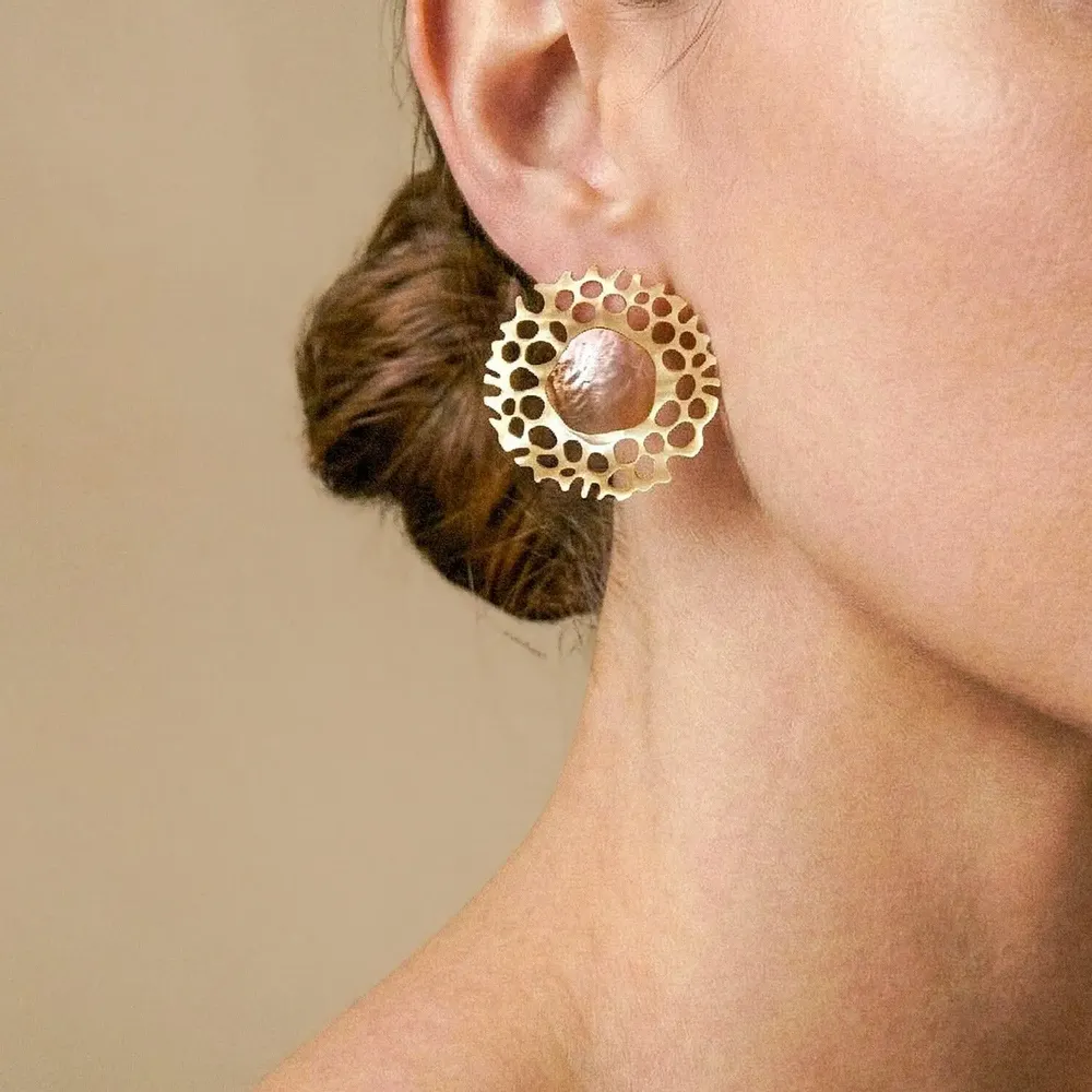 Bijoux - Boucles d'oreilles clips nacre dorée ajourée - Corallium - NATURE BIJOUX