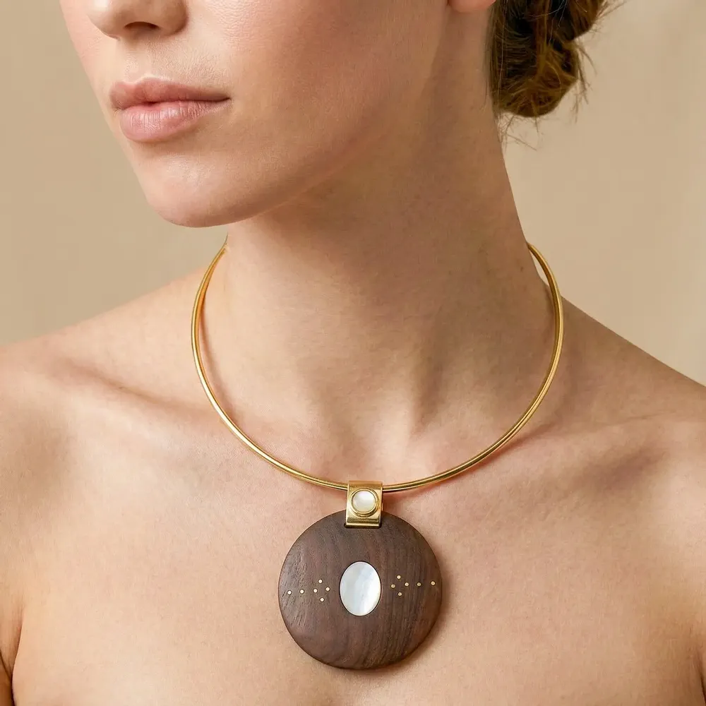 Bijoux - Collier torque pendentif rond bois & nacre - Oman - NATURE BIJOUX