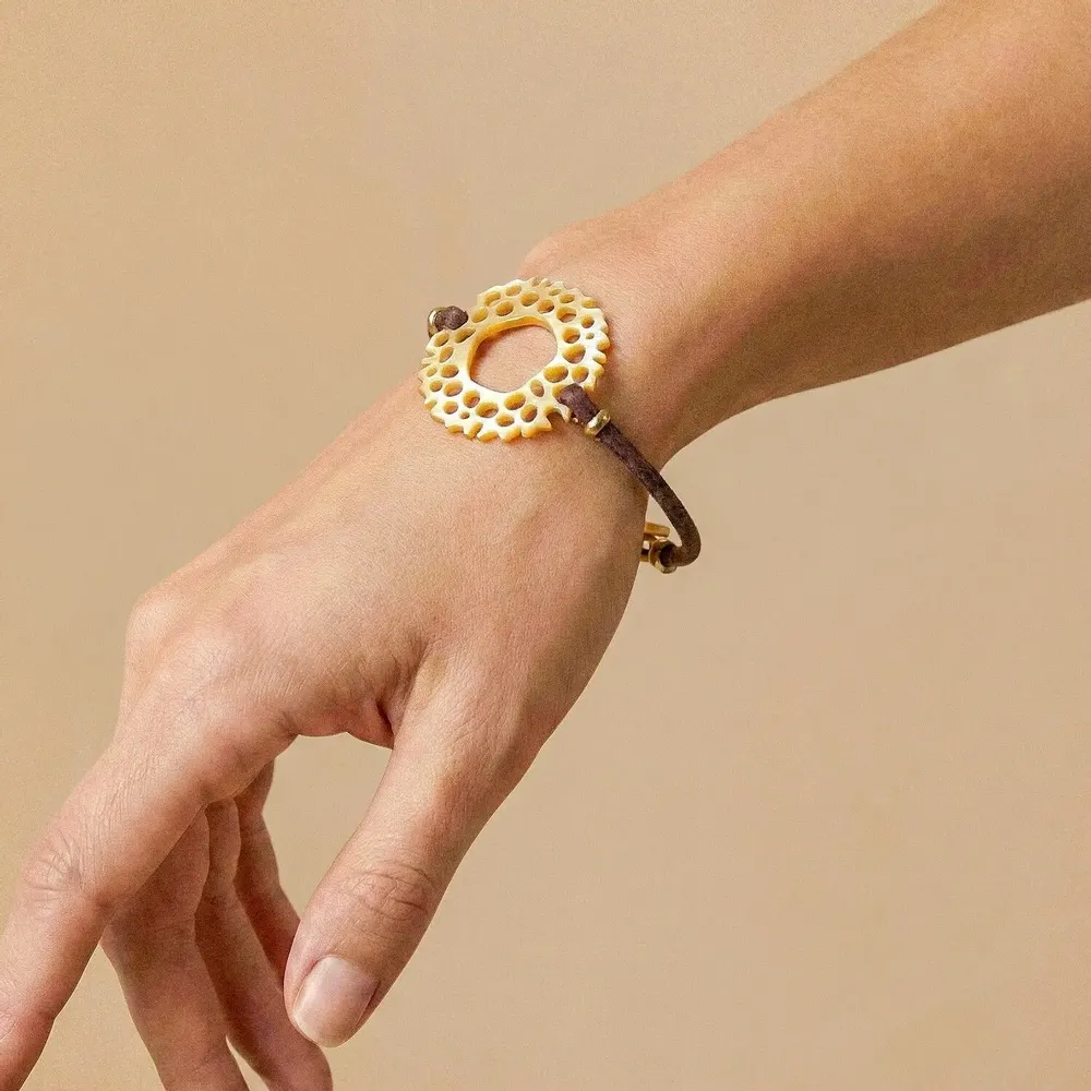 Bijoux - Bracelet anneau nacre dorée cordon chocolat - Corallium - NATURE BIJOUX