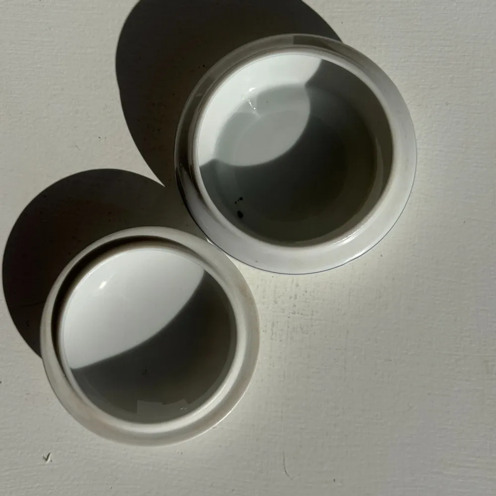Boîtes de conservation - Bonbonnière en porcelaine au couvercle décoré de fleurs D10 - OFFICE OBJETS