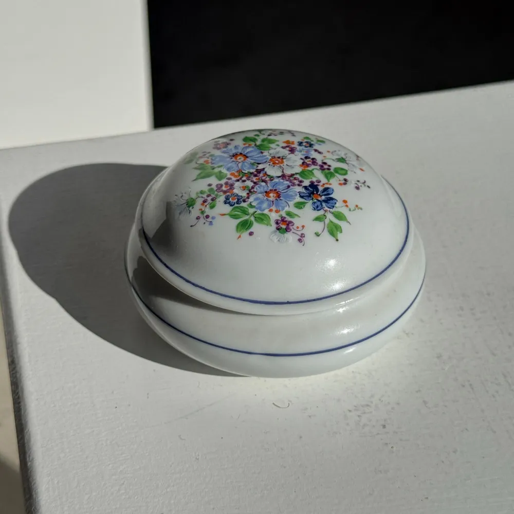 Boîtes de conservation - Bonbonnière en porcelaine au couvercle décoré de fleurs D10 - OFFICE OBJETS