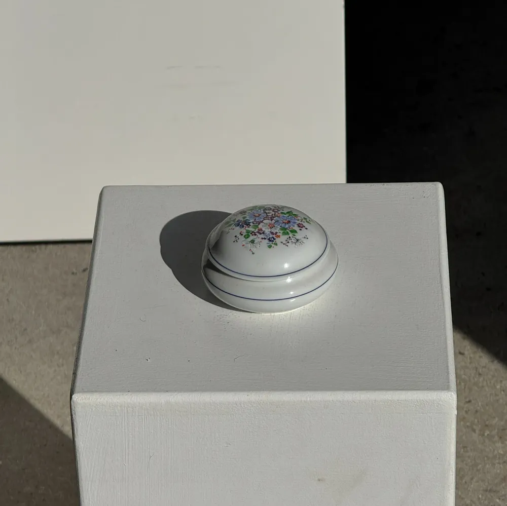 Boîtes de conservation - Bonbonnière en porcelaine au couvercle décoré de fleurs D10 - OFFICE OBJETS