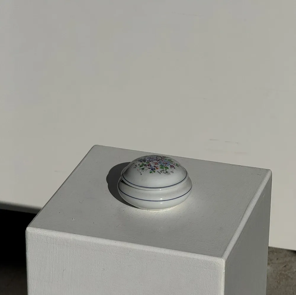 Boîtes de conservation - Bonbonnière en porcelaine au couvercle décoré de fleurs D10 - OFFICE OBJETS