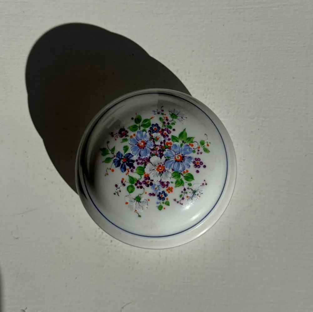 Boîtes de conservation - Bonbonnière en porcelaine au couvercle décoré de fleurs D10 - OFFICE OBJETS