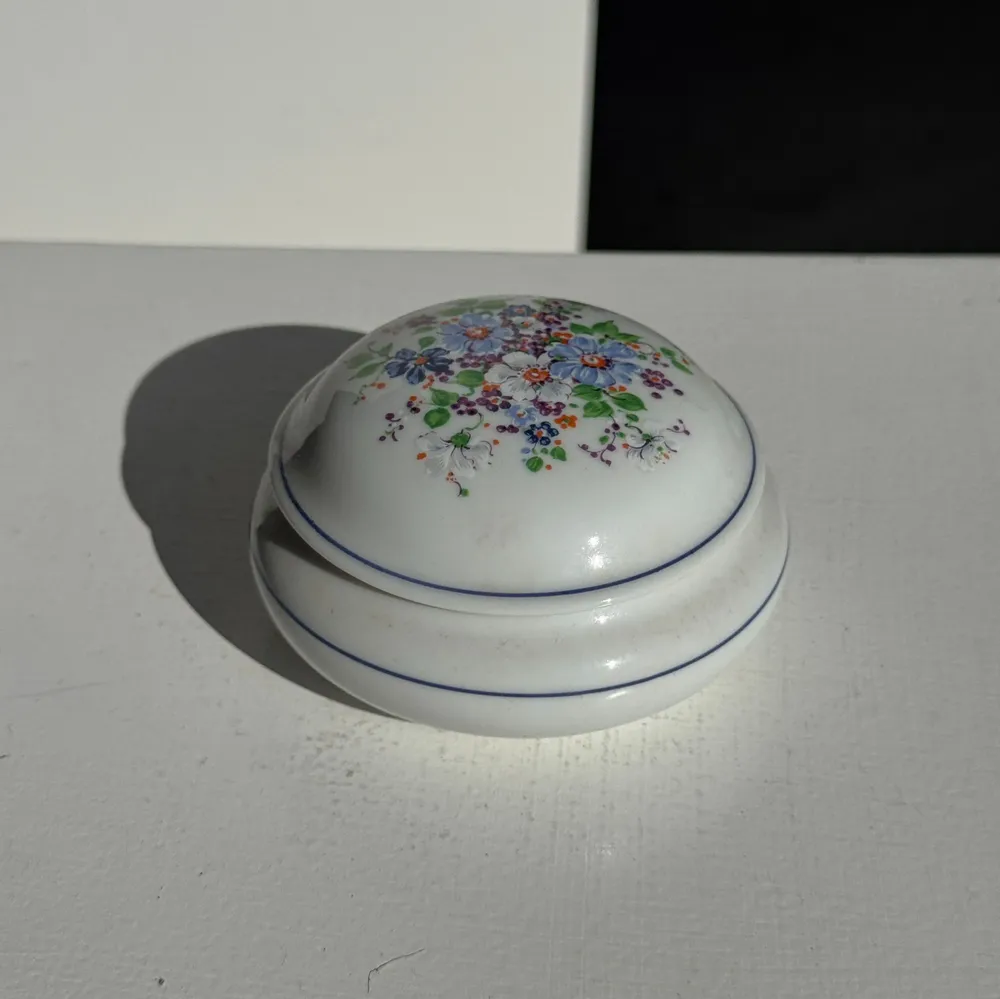Boîtes de conservation - Bonbonnière en porcelaine au couvercle décoré de fleurs D10 - OFFICE OBJETS