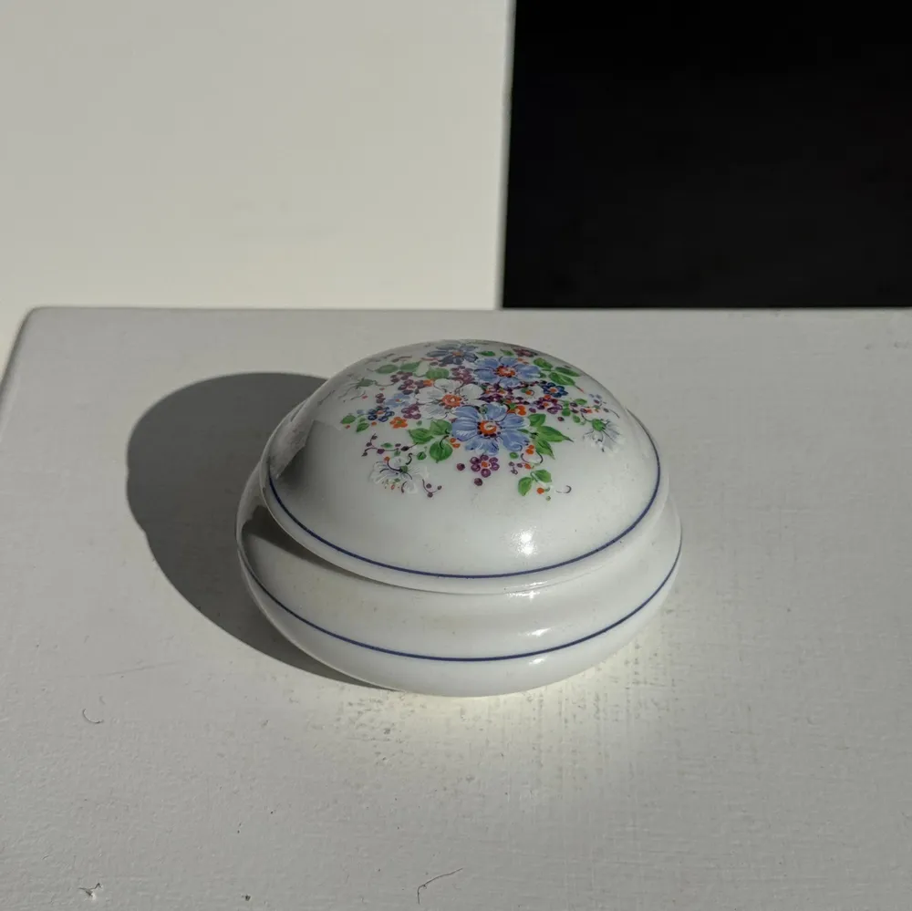 Boîtes de conservation - Bonbonnière en porcelaine au couvercle décoré de fleurs D10 - OFFICE OBJETS