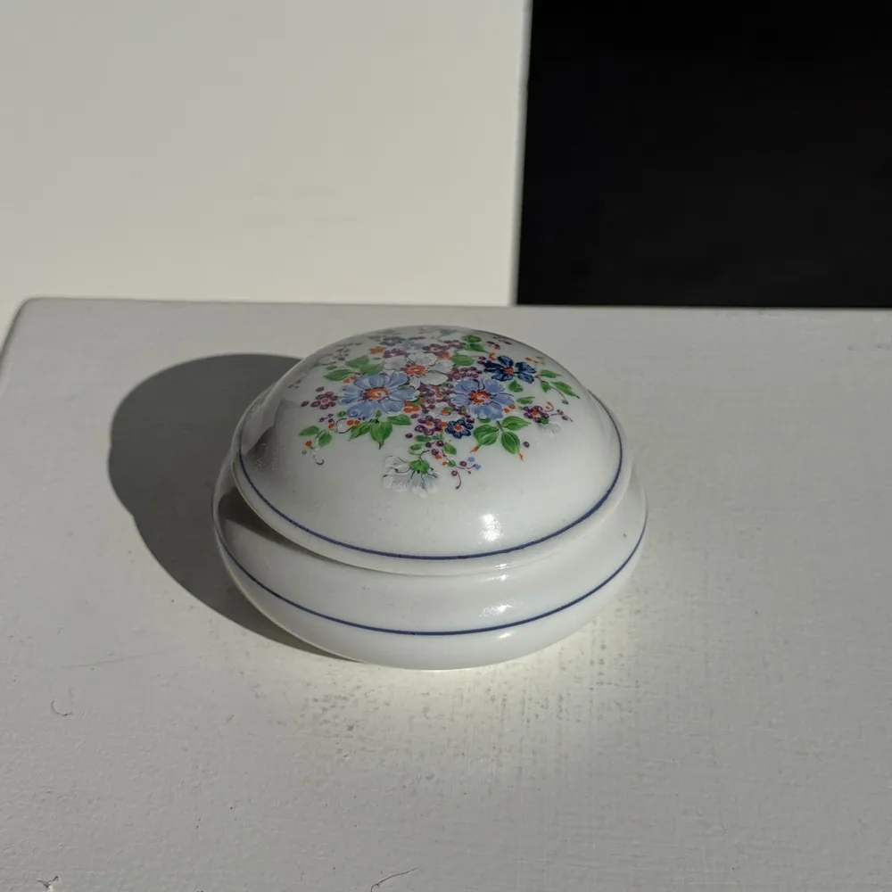 Boîtes de conservation - Bonbonnière en porcelaine au couvercle décoré de fleurs D10 - OFFICE OBJETS