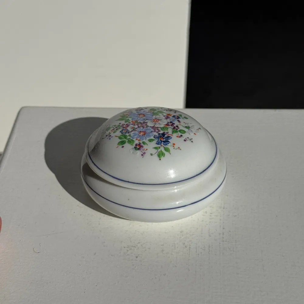Boîtes de conservation - Bonbonnière en porcelaine au couvercle décoré de fleurs D10 - OFFICE OBJETS
