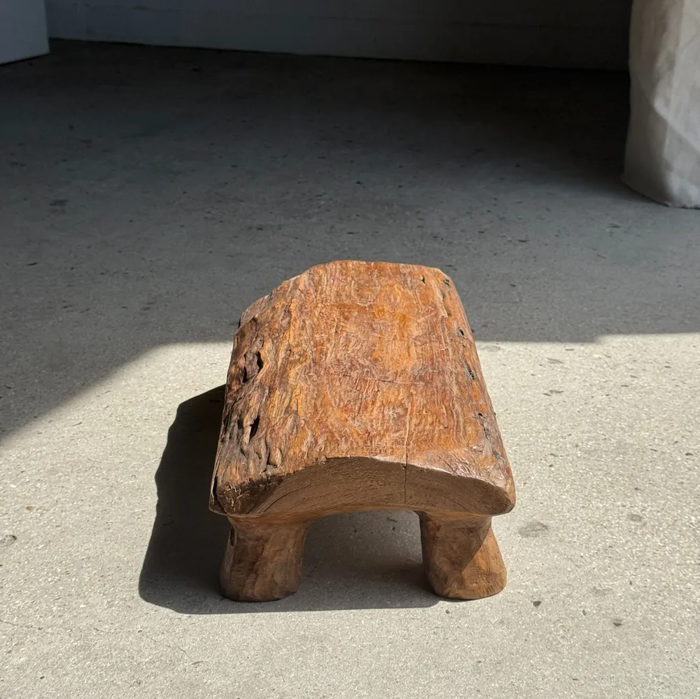 Repose-pieds - Petit tabouret, repose-pied en teck blond monoxyle coins coupés - OFFICE OBJETS