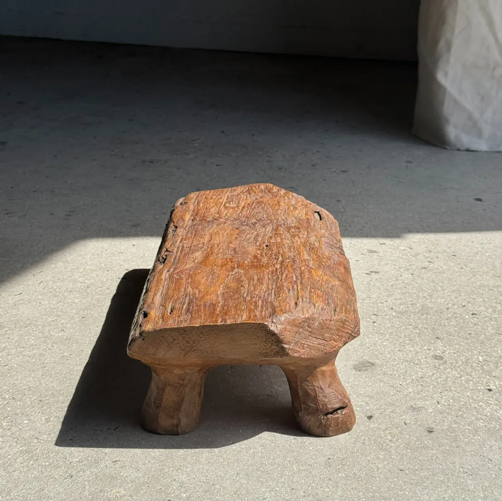 Repose-pieds - Petit tabouret, repose-pied en teck blond monoxyle coins coupés - OFFICE OBJETS