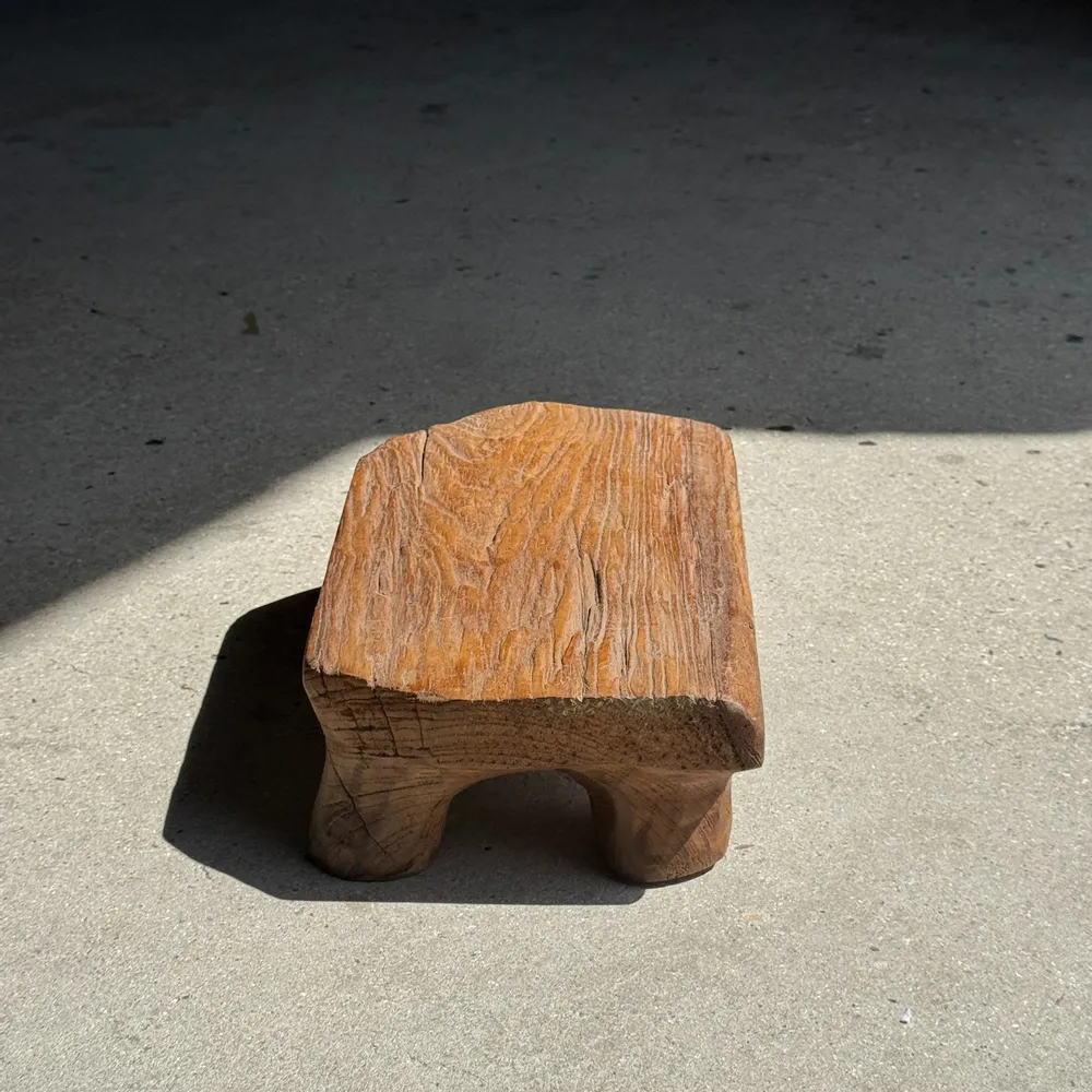 Tabourets - Petit tabouret, repose-pied en teck blond monoxyle court coins coupés - OFFICE OBJETS