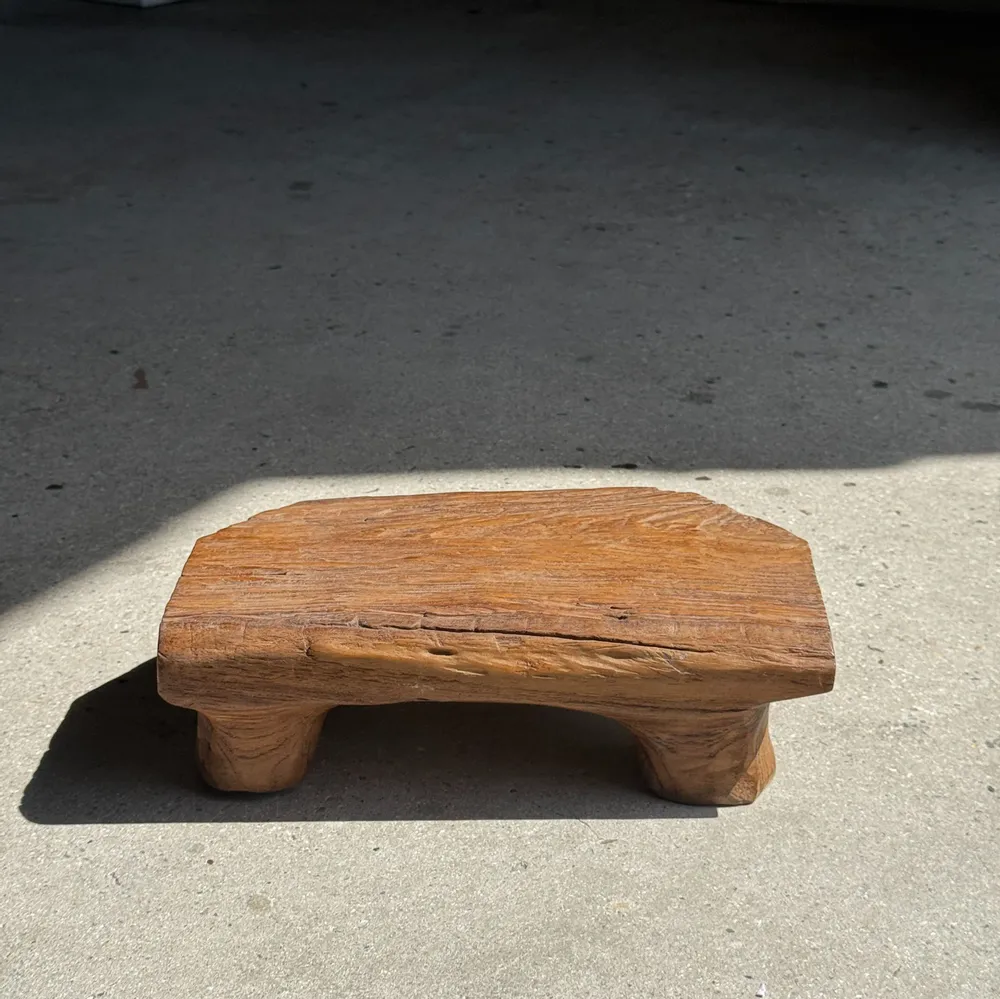 Tabourets - Petit tabouret, repose-pied en teck blond monoxyle court coins coupés - OFFICE OBJETS