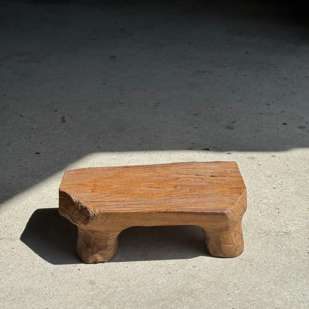 Tabourets - Petit tabouret, repose-pied en teck blond monoxyle court coins coupés - OFFICE OBJETS