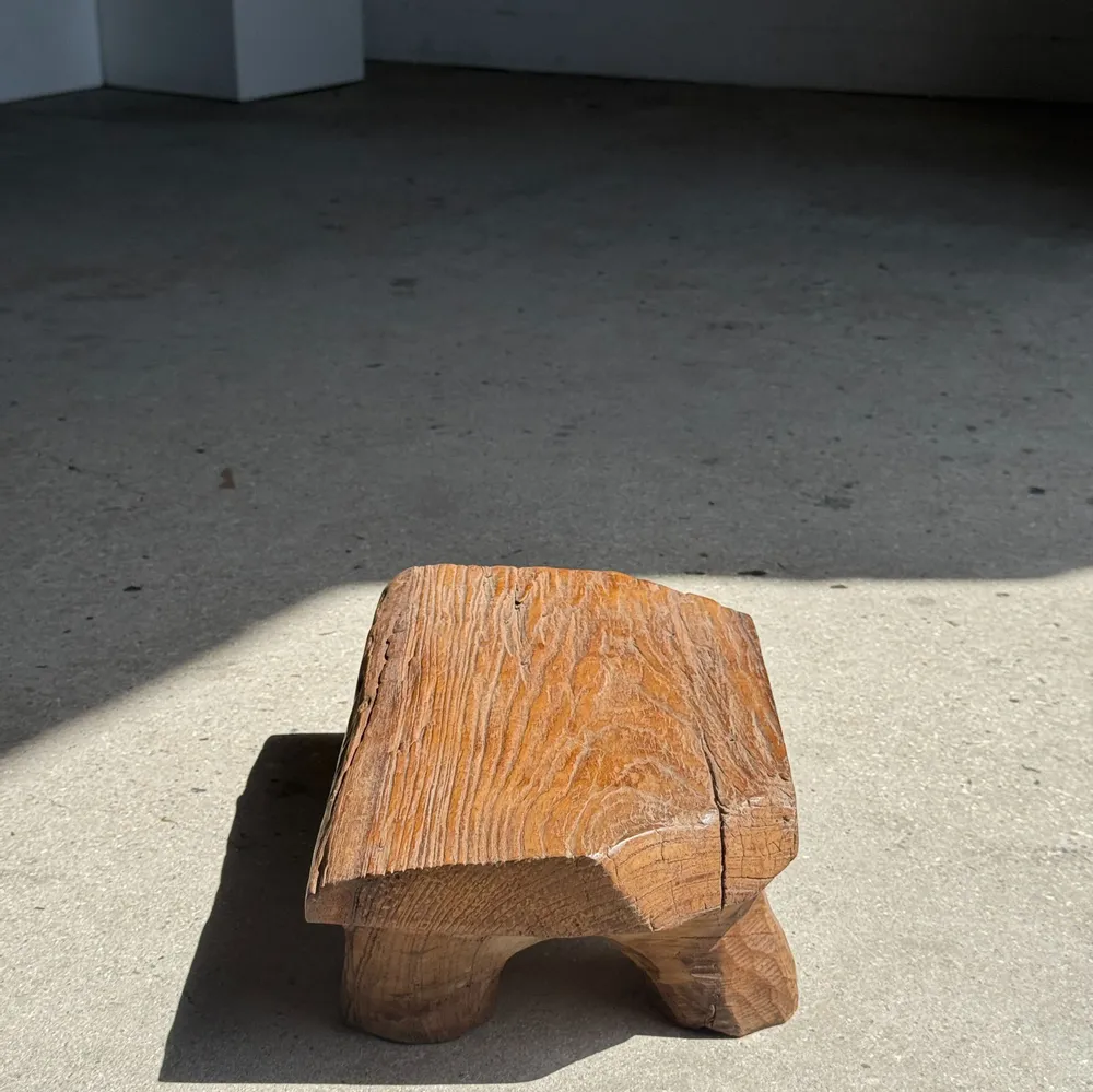 Tabourets - Petit tabouret, repose-pied en teck blond monoxyle court coins coupés - OFFICE OBJETS