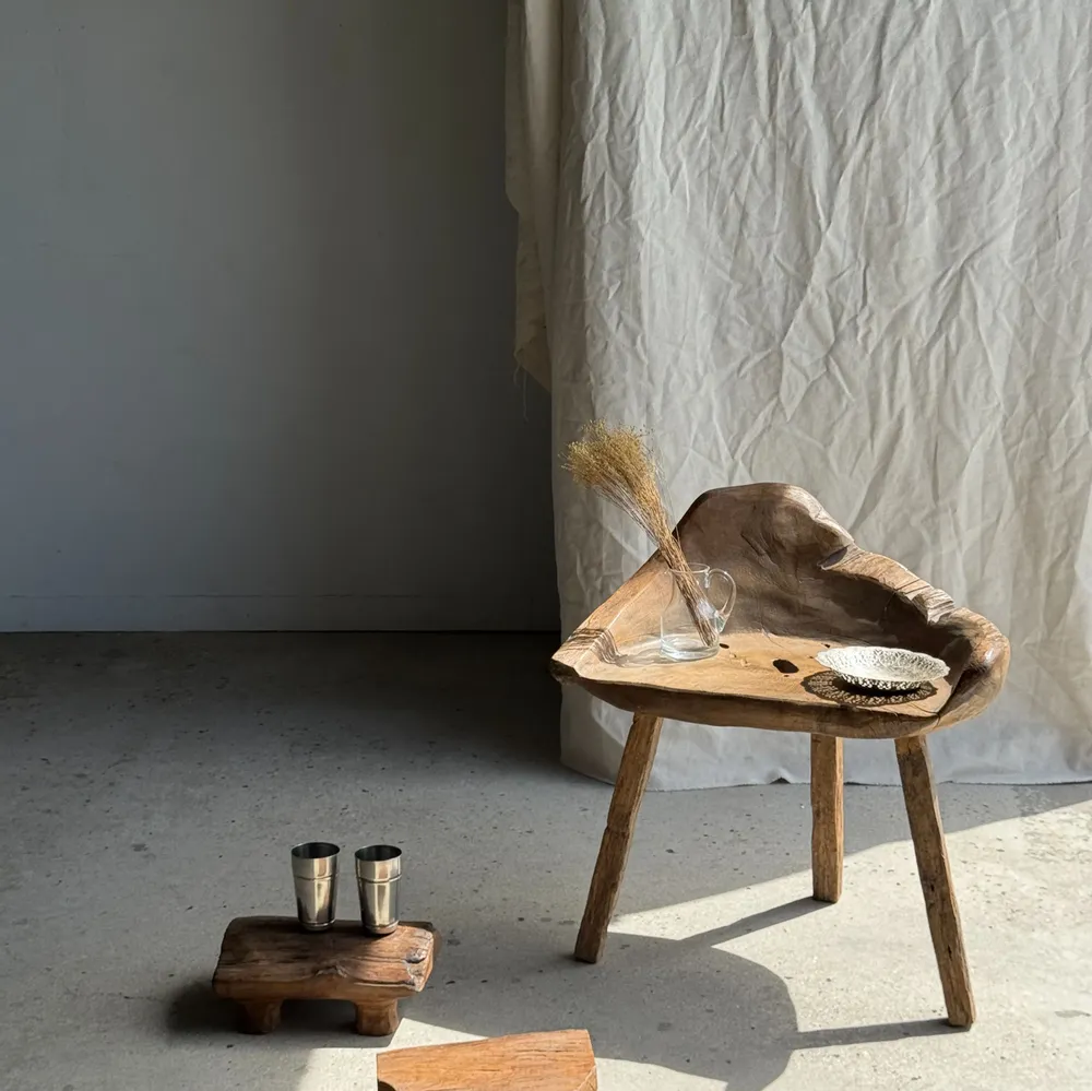 Tabourets - Petit tabouret, repose-pied en teck blond monoxyle court coins coupés - OFFICE OBJETS