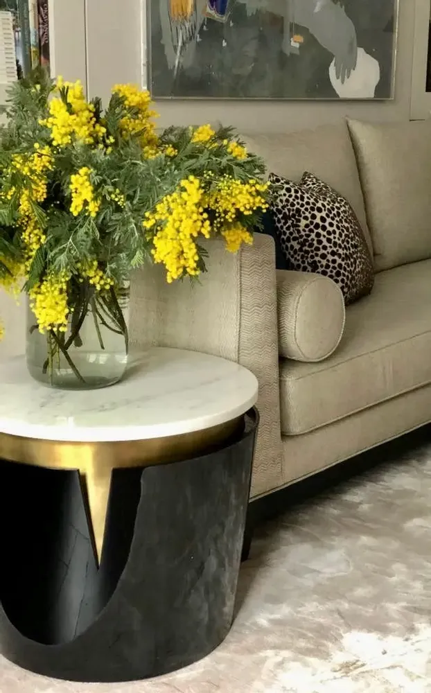 Tables pour hôtels - Moon Table d'appoint ronde,Plateau Onyx Blanc, Détails Laiton Brossé - DUISTT