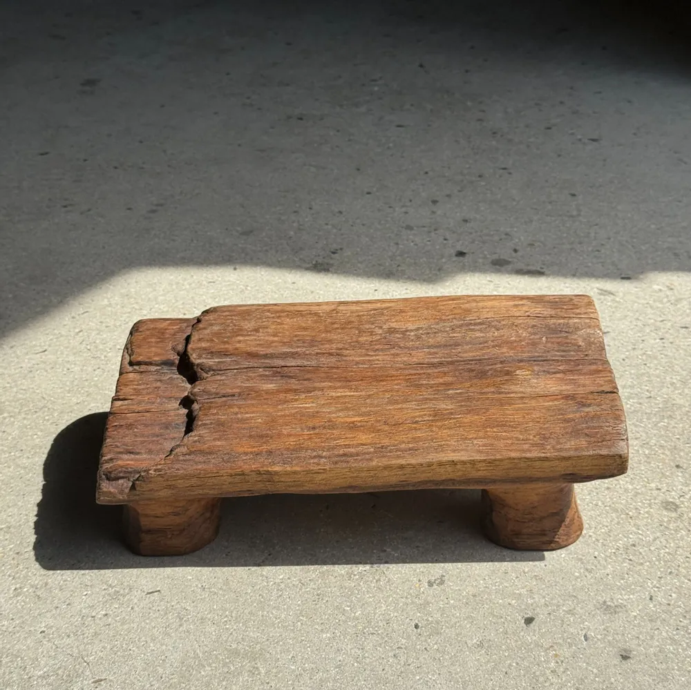 Tabourets - Petit tabouret, repose-pied en teck blond monoxyle organique wabi-sabi - OFFICE OBJETS