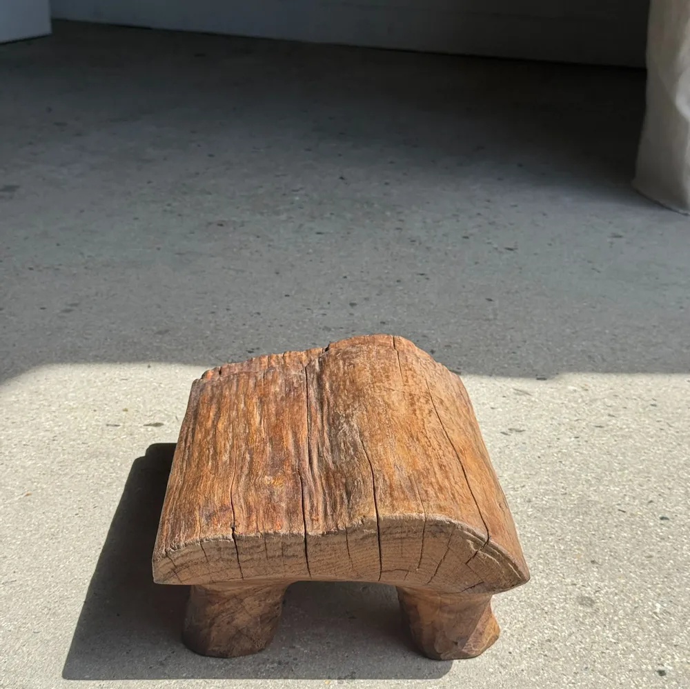 Tabourets - Petit tabouret, repose-pied en teck blond monoxyle organique wabi-sabi - OFFICE OBJETS