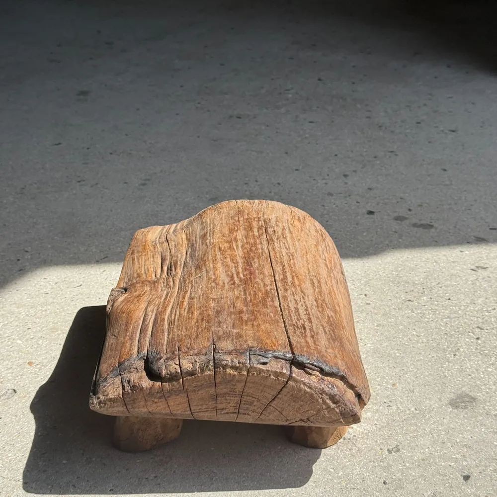 Repose-pieds - Petit tabouret, repose-pied en teck blond monoxyle organique wabi-sabi - OFFICE OBJETS