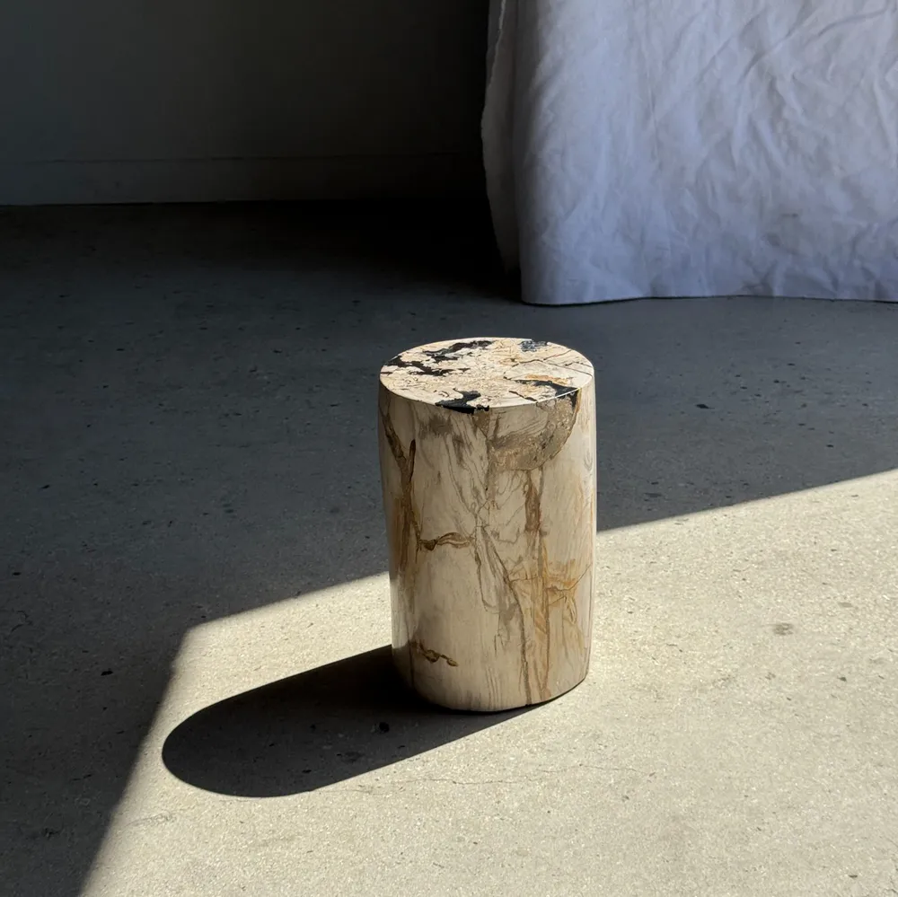 Autres tables  - Petite table d'appoint en bois pétrifié blanche incrustée de noir H28 - OFFICE OBJETS