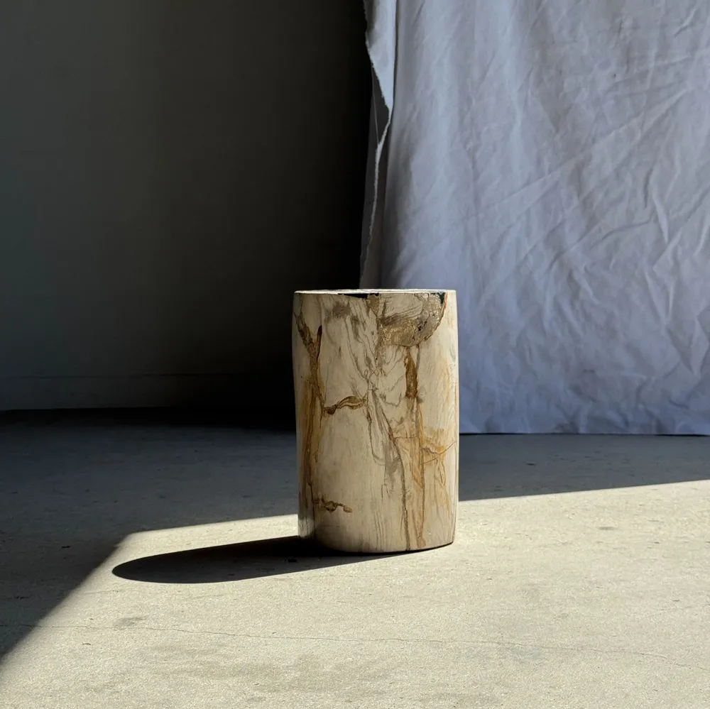 Autres tables  - Petite table d'appoint en bois pétrifié blanche incrustée de noir H28 - OFFICE OBJETS