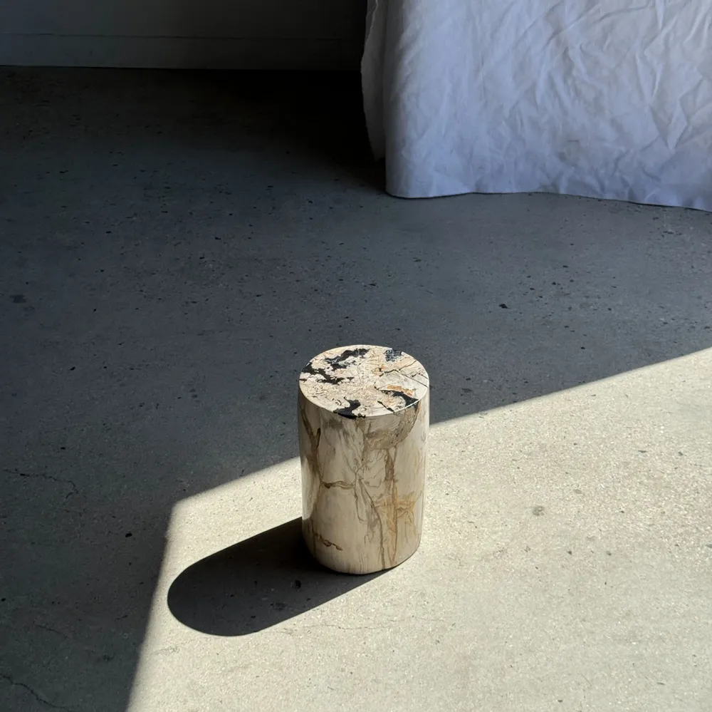 Autres tables  - Petite table d'appoint en bois pétrifié blanche incrustée de noir H28 - OFFICE OBJETS