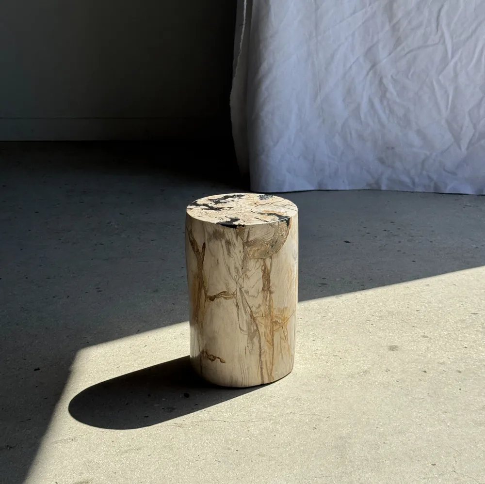 Autres tables  - Petite table d'appoint en bois pétrifié blanche incrustée de noir H28 - OFFICE OBJETS