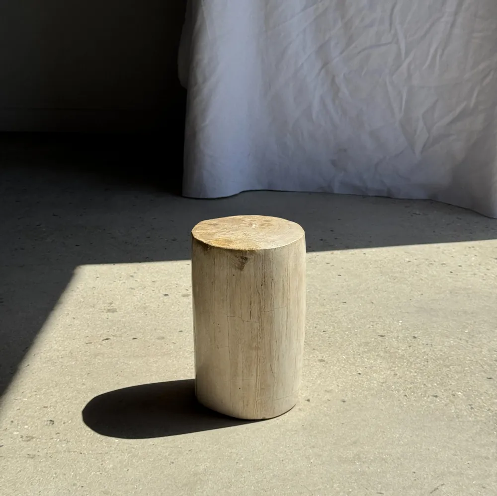 Autres tables  - Petite table d'appoint en bois pétrifié blanc beige moucheté H29 D18 - - OFFICE OBJETS