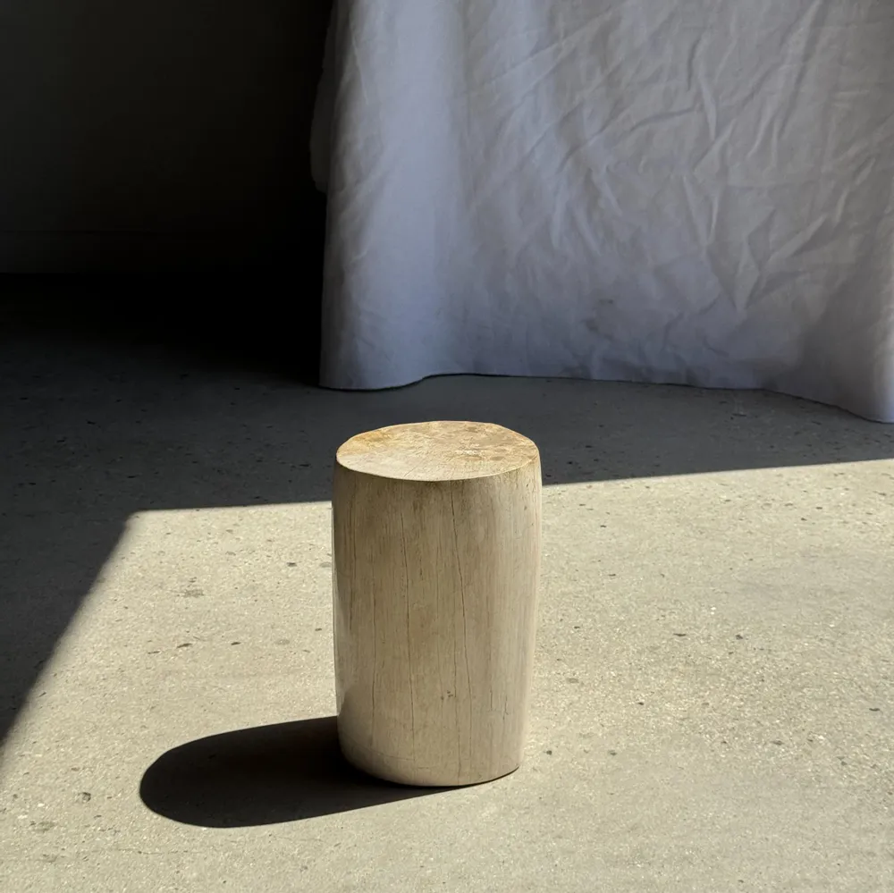 Autres tables  - Petite table d'appoint en bois pétrifié blanc beige moucheté H29 D18 - - OFFICE OBJETS