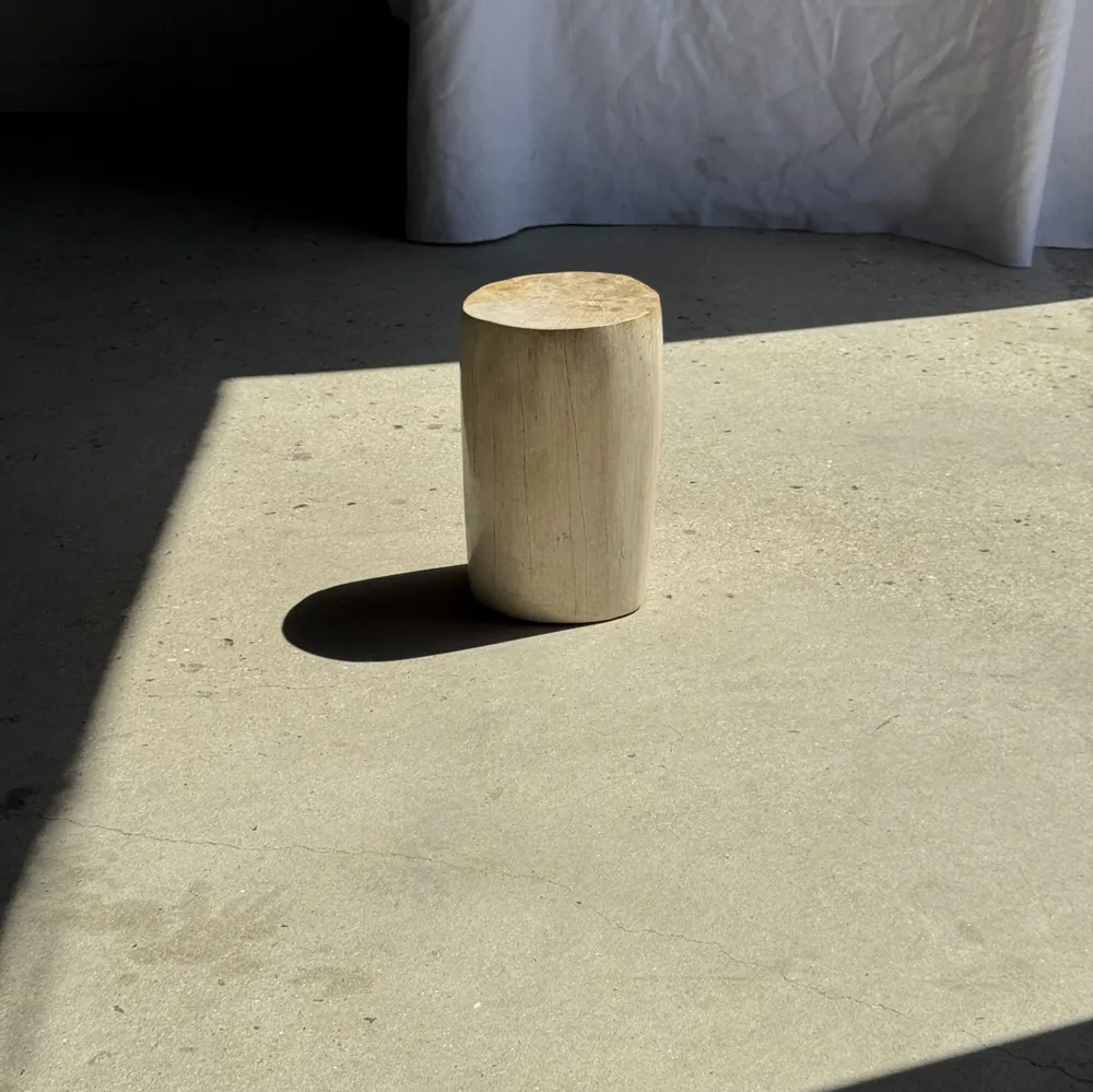 Autres tables  - Petite table d'appoint en bois pétrifié blanc beige moucheté H29 D18 - - OFFICE OBJETS