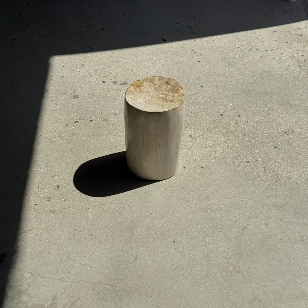 Autres tables  - Petite table d'appoint en bois pétrifié blanc beige moucheté H29 D18 - - OFFICE OBJETS