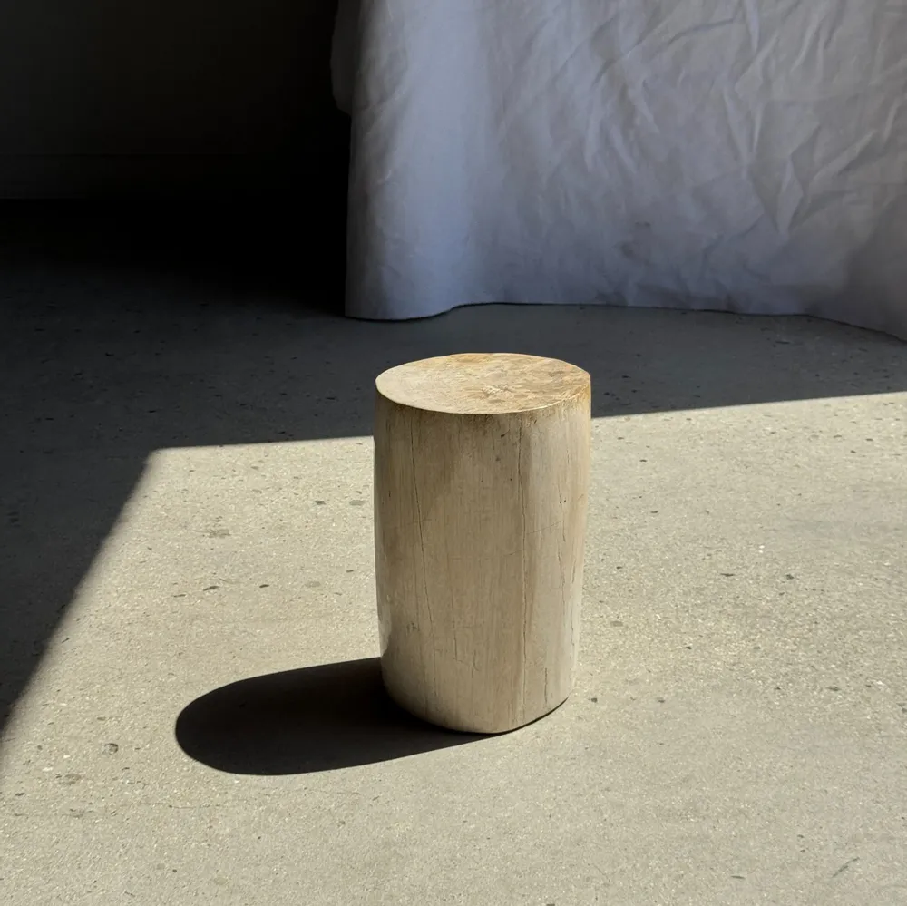 Autres tables  - Petite table d'appoint en bois pétrifié blanc beige moucheté H29 D18 - - OFFICE OBJETS