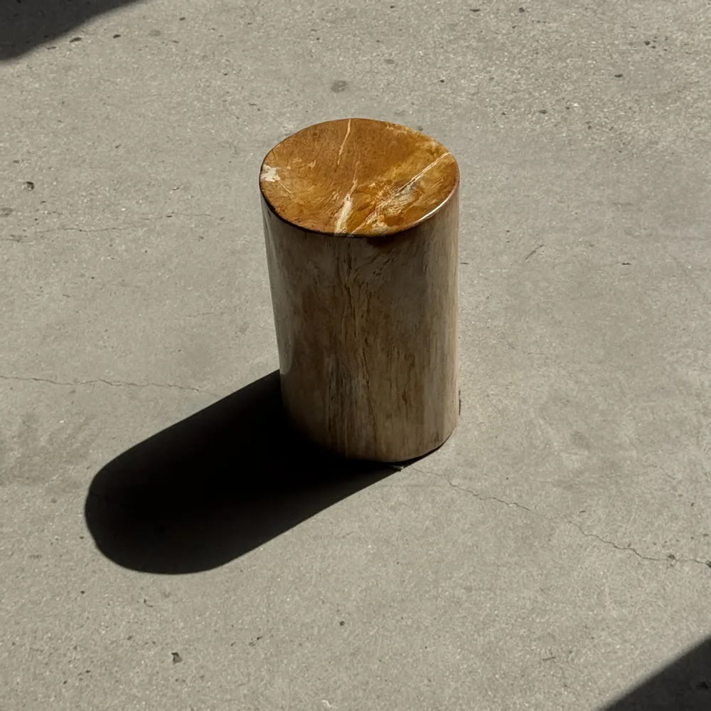 Autres tables  - Petite table d'appoint en bois pétrifié orange H28 D18 - 3332 - OFFICE OBJETS