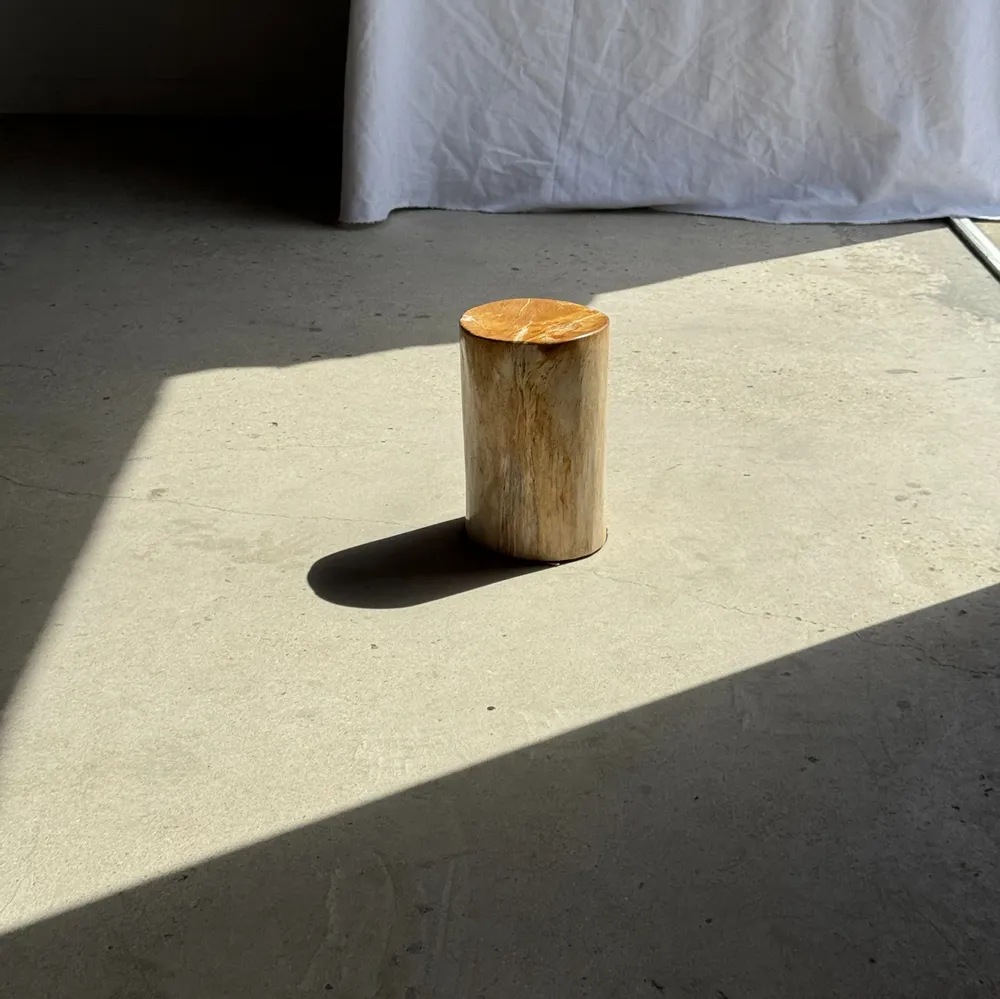 Autres tables  - Petite table d'appoint en bois pétrifié orange H28 D18 - 3332 - OFFICE OBJETS