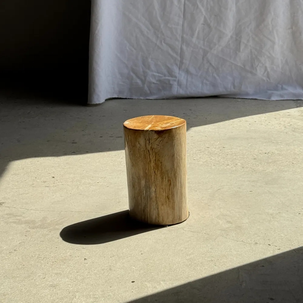 Autres tables  - Petite table d'appoint en bois pétrifié orange H28 D18 - 3332 - OFFICE OBJETS